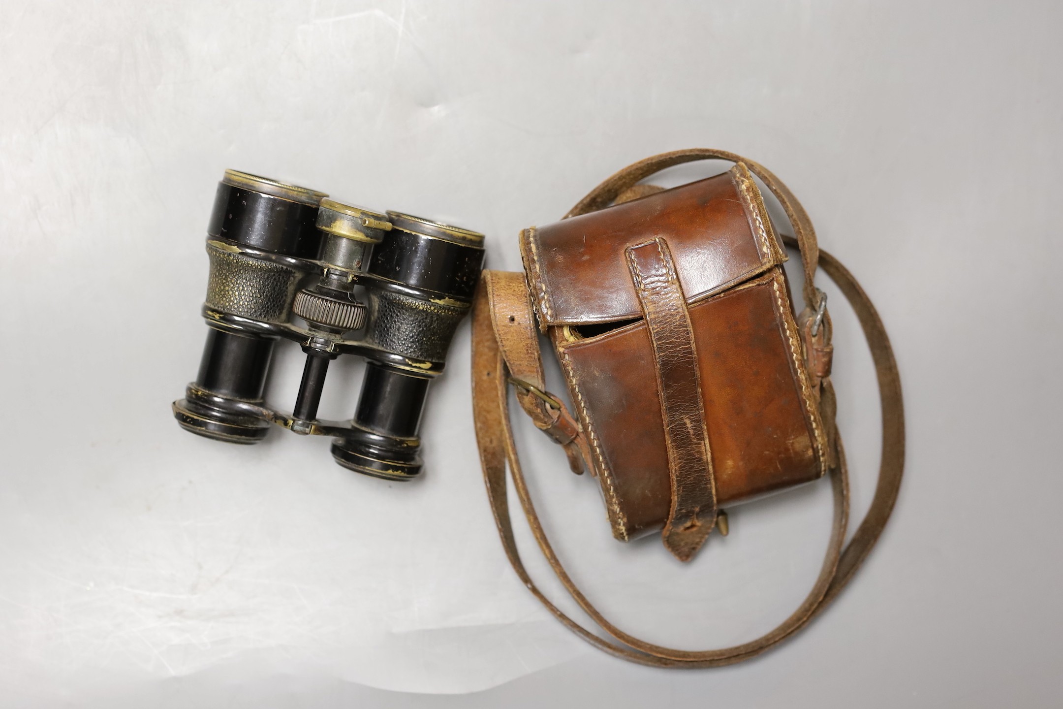 W. Bushnell military leather cased binoculars with fitted compass reg no. 416649